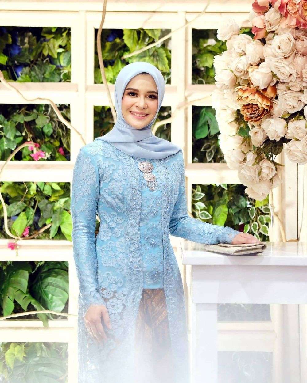 9 Ide Makeup Kebaya Kondangan Ala Istri Pejabat, Glamour