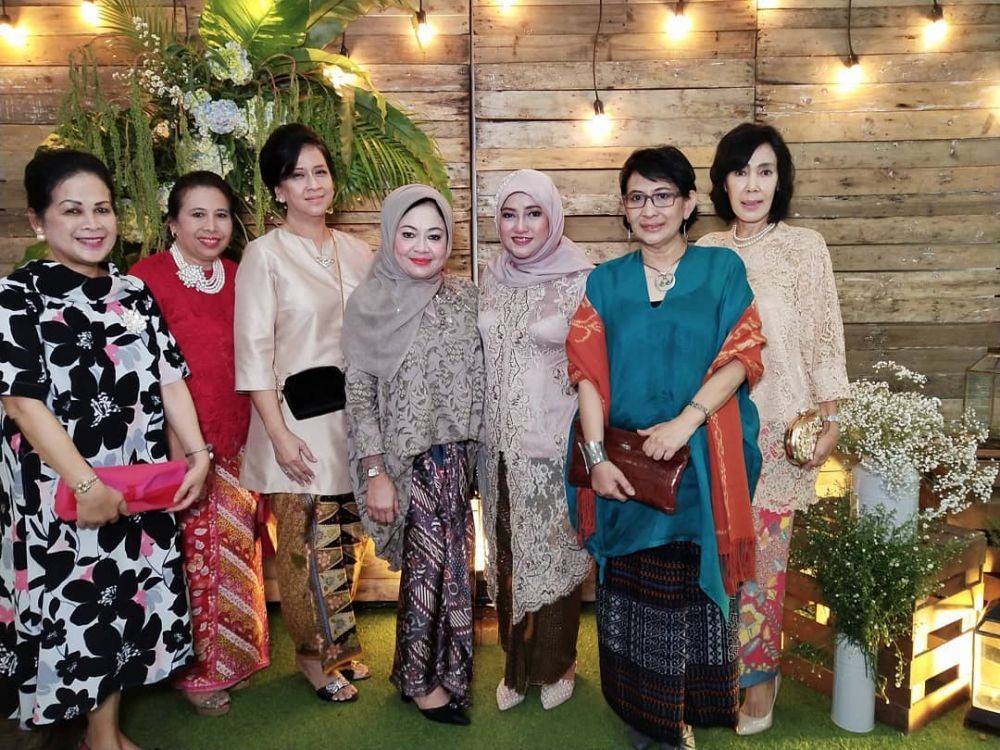 12 Kebaya Hijab Istri Rano Karno, Gaya Santun Nan Bersahaja