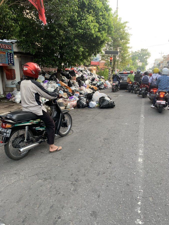 [FOTO] TPA Piyungan Dibendung, Sampah di Jogja Menggunung