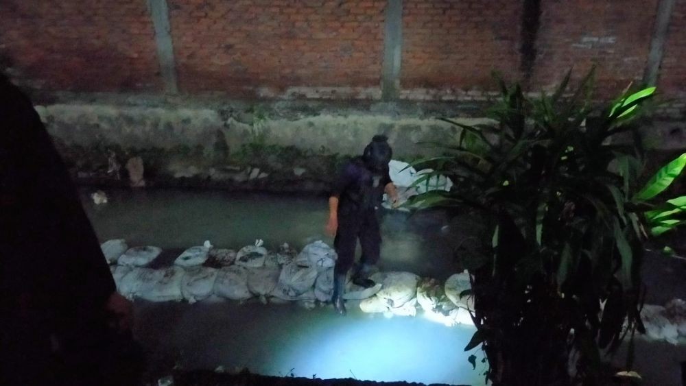 Dikira Rongsokan, Warga Surabaya Temukan Mortir di Sungai