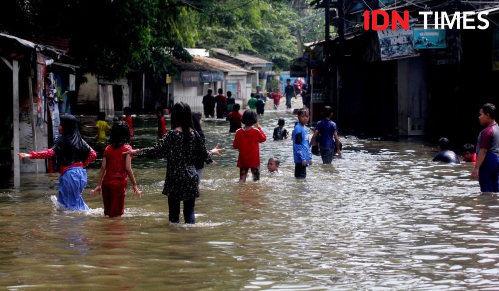 Tanggul Jebol, Pemukiman Warga di Pinang Tangerang Banjir Parah