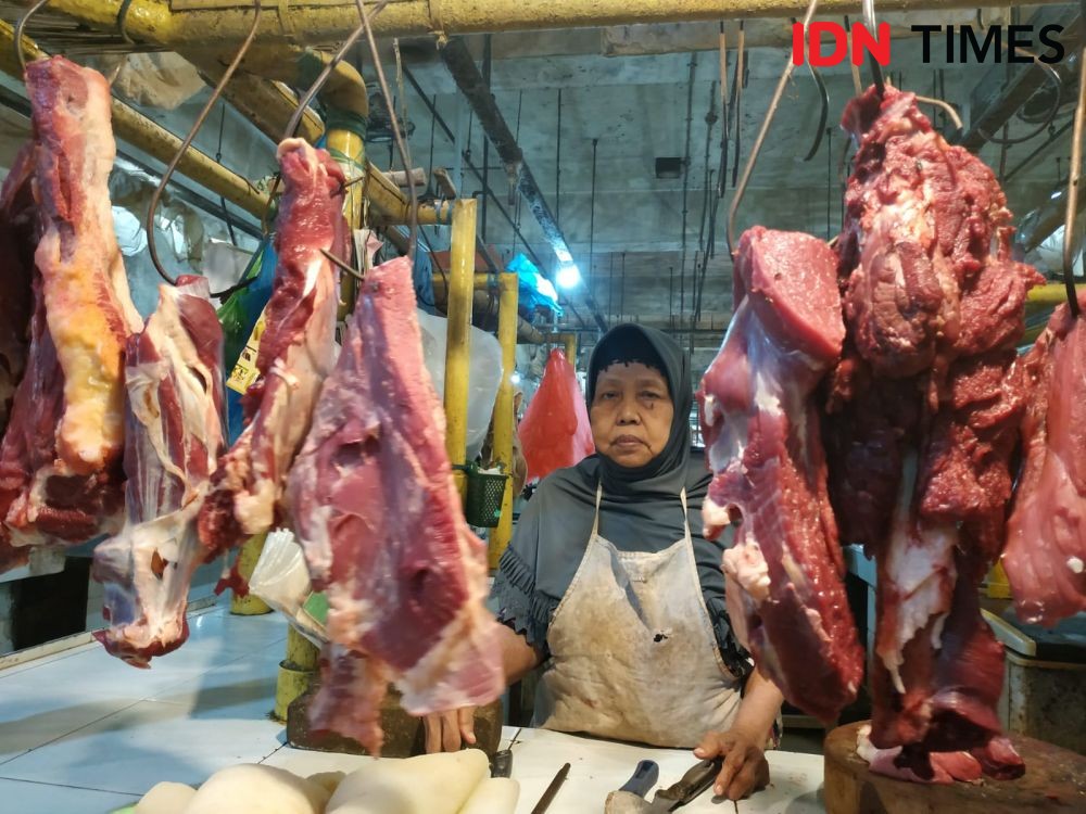 PMK, Pedagang Daging Surabaya Tetap Kebanjiran Pembeli