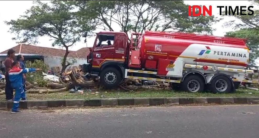 Diserempet, Truk Tangki BBM Rusak Tabrak Pohon di Klungkung