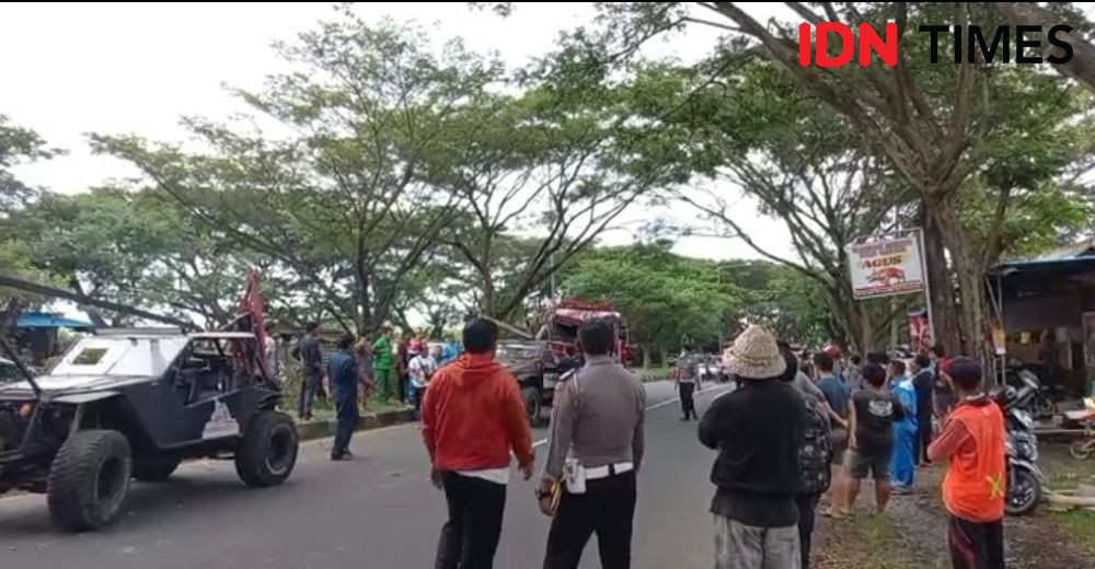 Diserempet, Truk Tangki BBM Rusak Tabrak Pohon di Klungkung