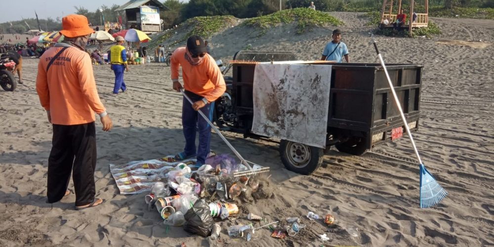 Imbas Hujan Lebat, Sampah Kotori Pantai di Bantul