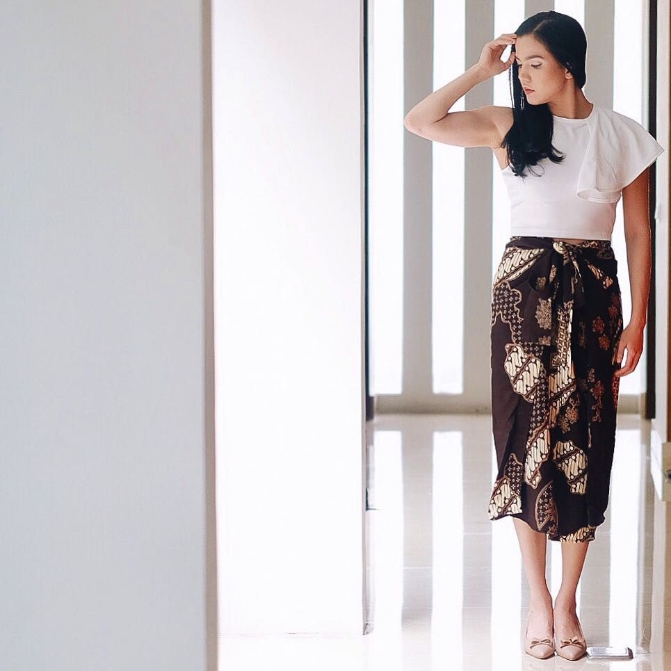 9 Ide Baju Kondangan dengan Rok Lilit