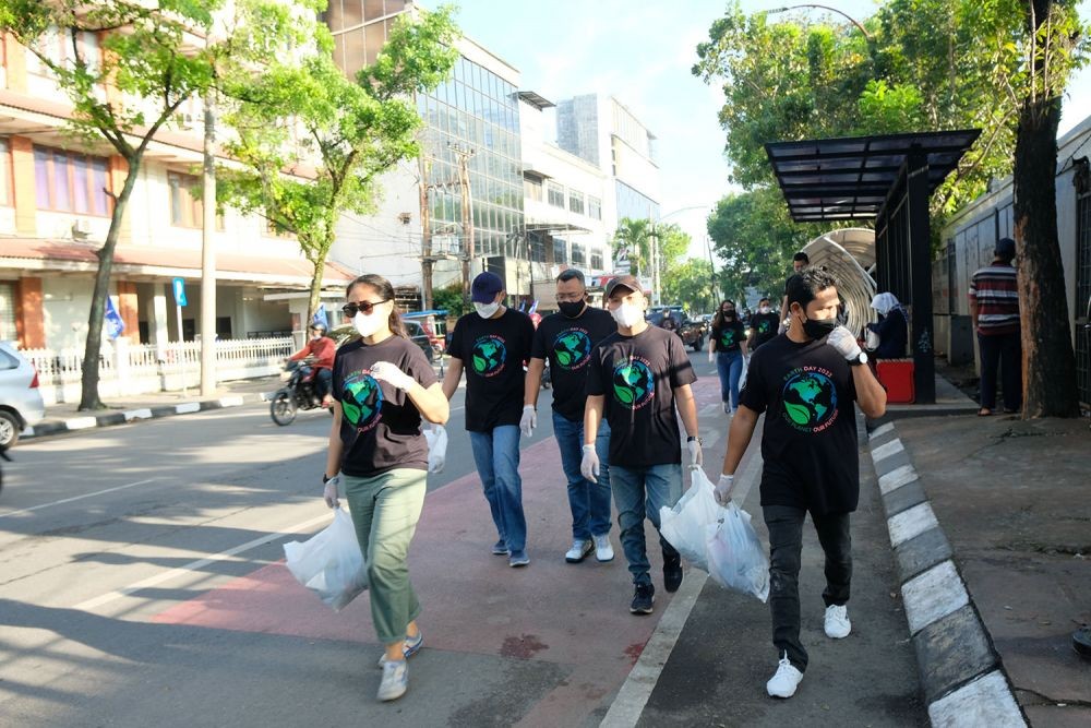 Peringati Hari Bumi, Grand Mercure Lakukan Pemungutan Sampah di Medan