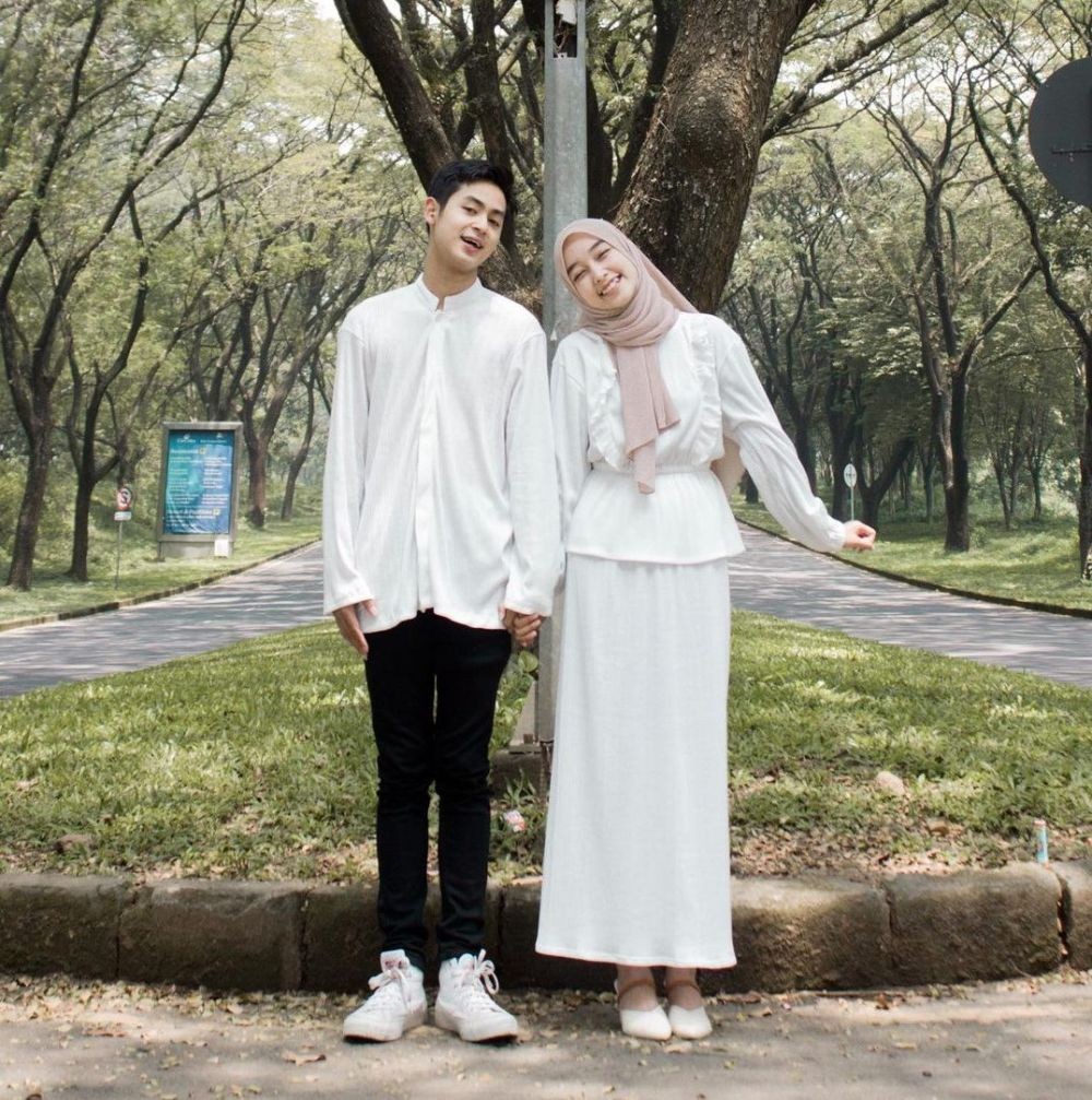 10 OOTD Kondangan Couple Serba Putih, Simpel tapi Istimewa