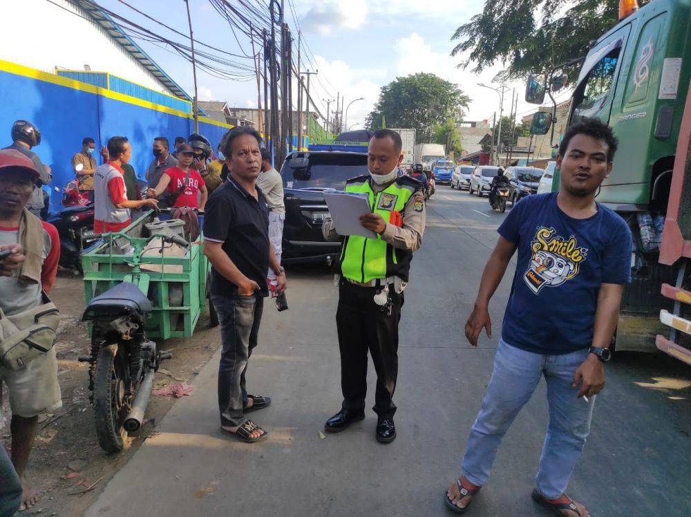 Rem Blong, Truk Trailer Di Bekasi Gilas 2 Sepeda Motor