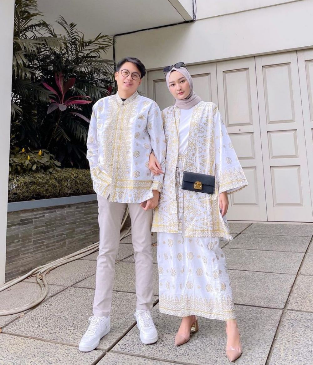 10 OOTD Kondangan Couple Serba Putih, Simpel tapi Istimewa