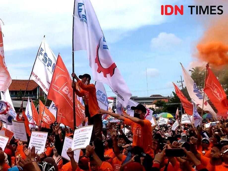Partai Buruh Bikin 'Lautan Oranye' Depan Kantor DPRD Jatim