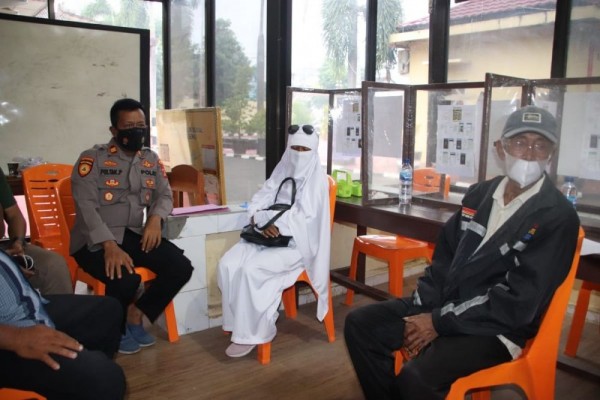 Viral! Wanita Pringsewu Pakaian Serba Tertutup dan Bercadar Minta Uang
