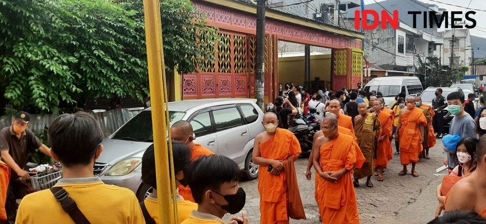Ribuan Umat Buddha Makassar Ikuti Puncak Waisak di Vihara Girinaga