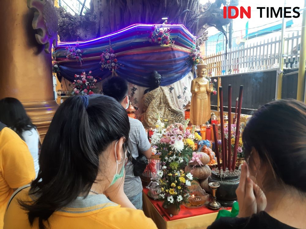 Ribuan Umat Buddha Makassar Ikuti Puncak Waisak di Vihara Girinaga