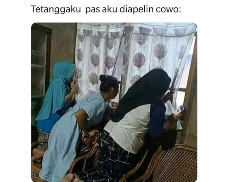 10 Meme Lika Liku Kelakuan Tetangga Ngeselin Gibah Teros