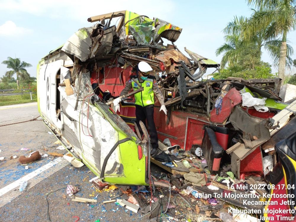 Bus Salip Truk dan Tidak Ngerem saat Laka di Tol Mojokerto