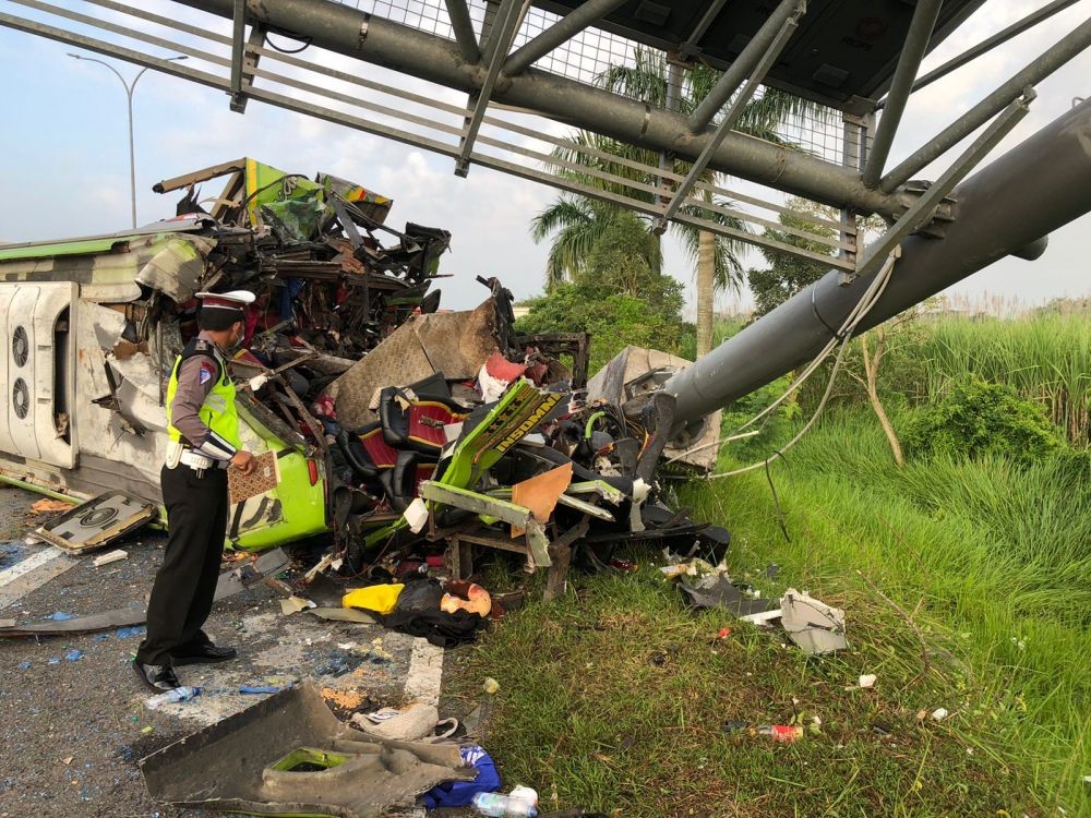 13 Orang Tewas dalam Kecelakaan Bus di Tol Mojokerto