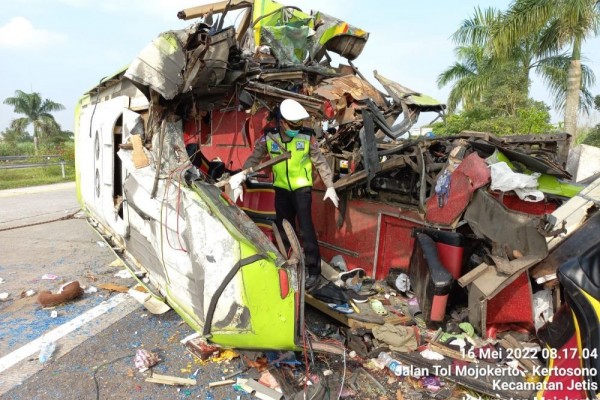 Laka Maut di Tol, Khofifah: Sopir Harus Prima, Manfaatkan Rest Area!