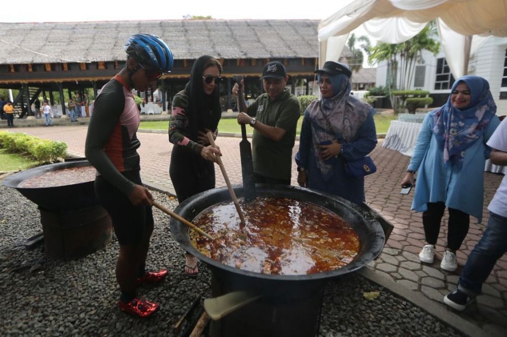 Gowes di Aceh dan Cicipi Kuah Beulangong, Wulan Guritno: Indah Banget!