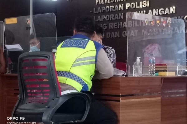 Tak Diterima Ditilang, Sopir Truk di Palembang Sobek Baju Polisi