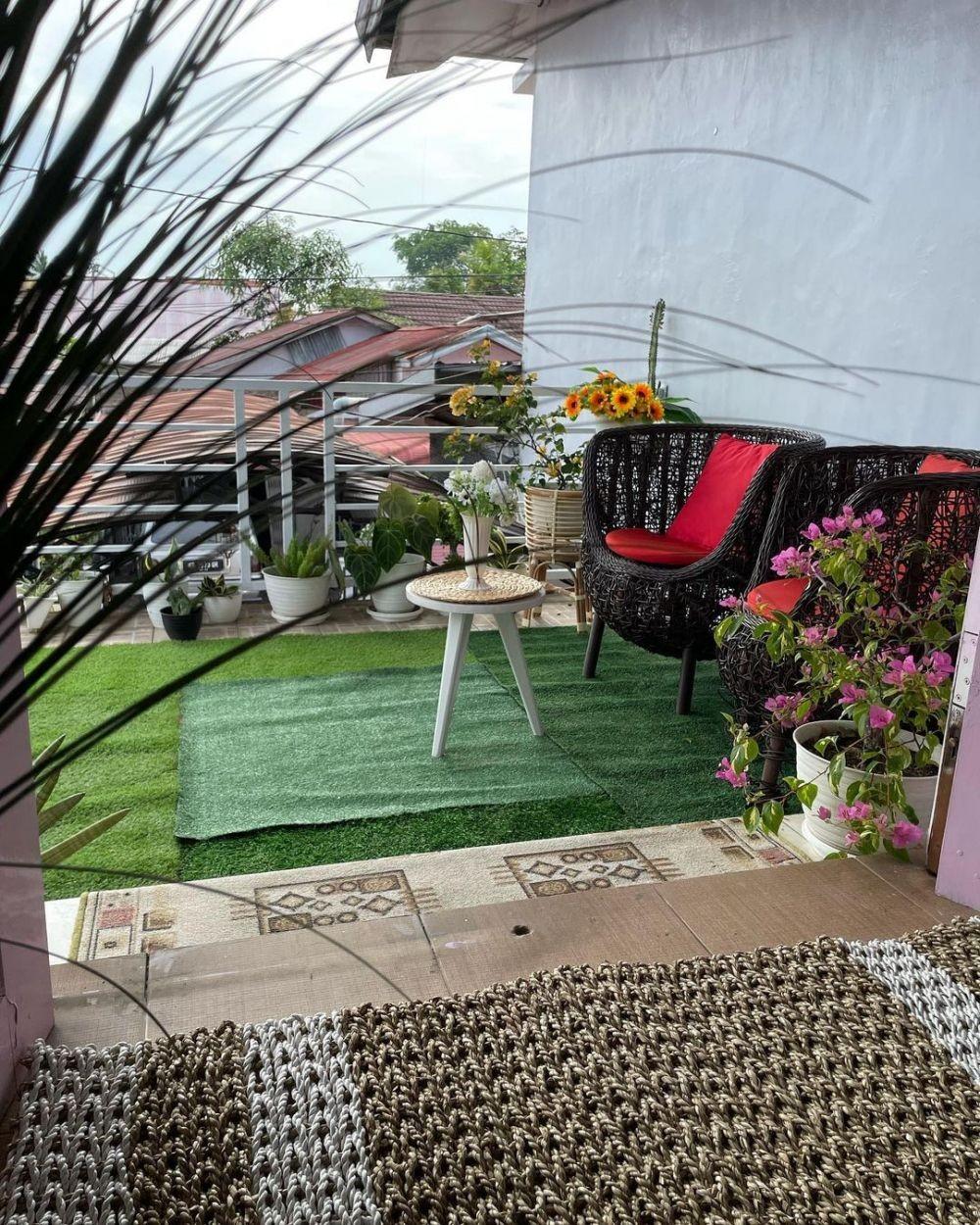 12 Desain Taman Mini di Balkon Rumah yang Bikin Hawa Adem!