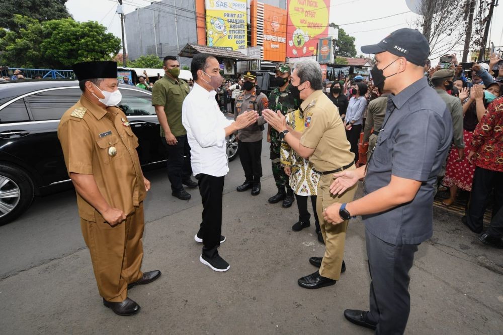 Jokowi Bagikan Bansos ke Pedagang di Bogor: Jangan Buat Beli HP