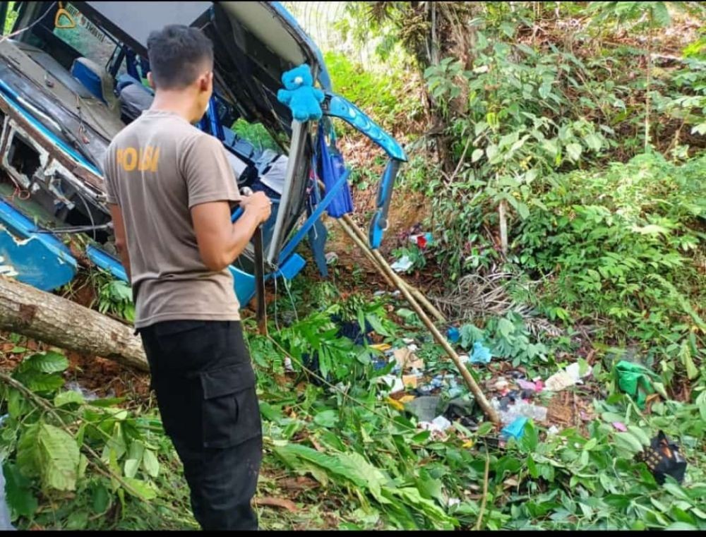 Bus Masuk Jurang di Pesibar, Satu Penumpang Meninggal, Puluhan Luka 