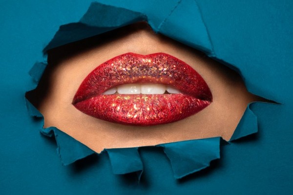 7 Cara Alami Mengatasi Bibir Hitam, Jadi Cerah Merona