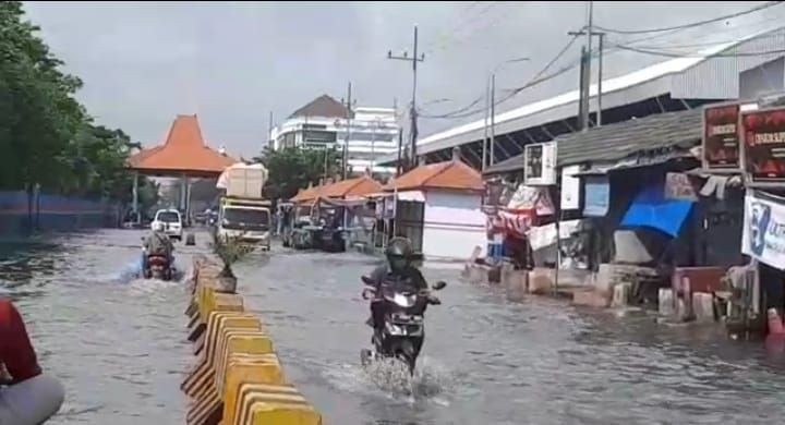 Banjir Rob Kembali Rendam Pesisir Surabaya