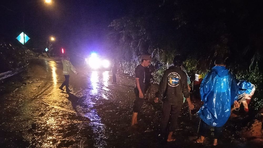 Hujan Deras Picu Longsor di Jalinbar Tanggamus, Warga Diimbau Waspada