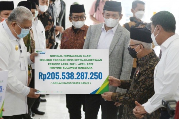 Wapres Serahkan Santunan BPJS Ketenagakerjaan kepada Keluarga Pekerja