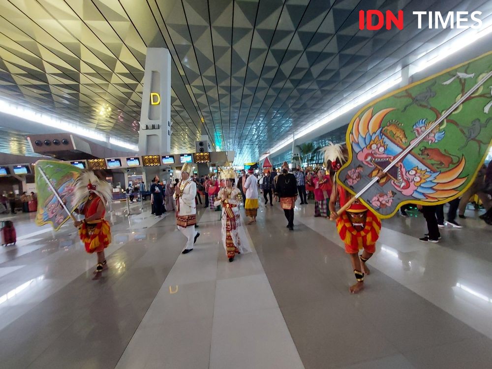 Ada Parade Budaya di Bandara Soetta, Petugas Pakai Baju Adat, Nih!