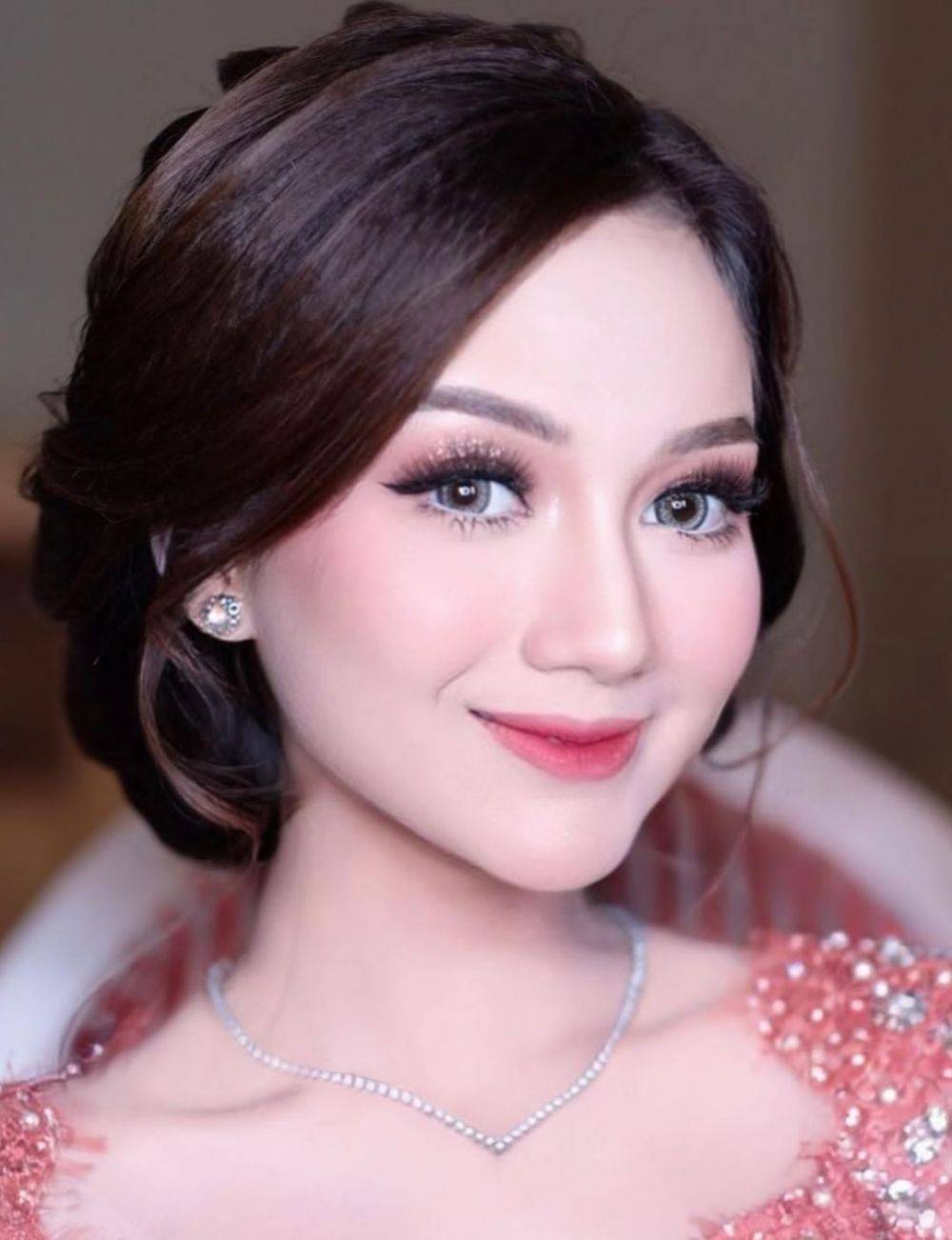 10 Inspirasi Makeup Kondangan Ala Nanda Arsyinta, Flawless!