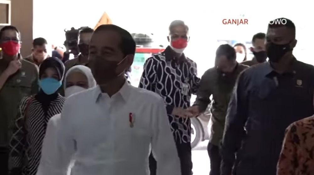 5 Potret Ganjar Dampingi Jokowi Saat Blusukan Migor di Pasar Muntilan
