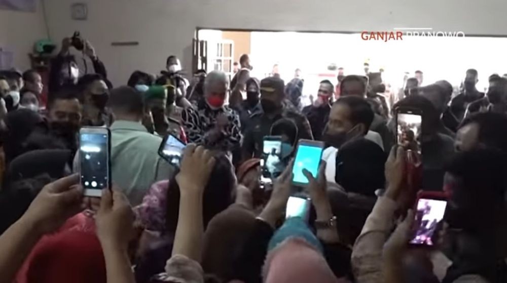 5 Potret Ganjar Dampingi Jokowi Saat Blusukan Migor di Pasar Muntilan