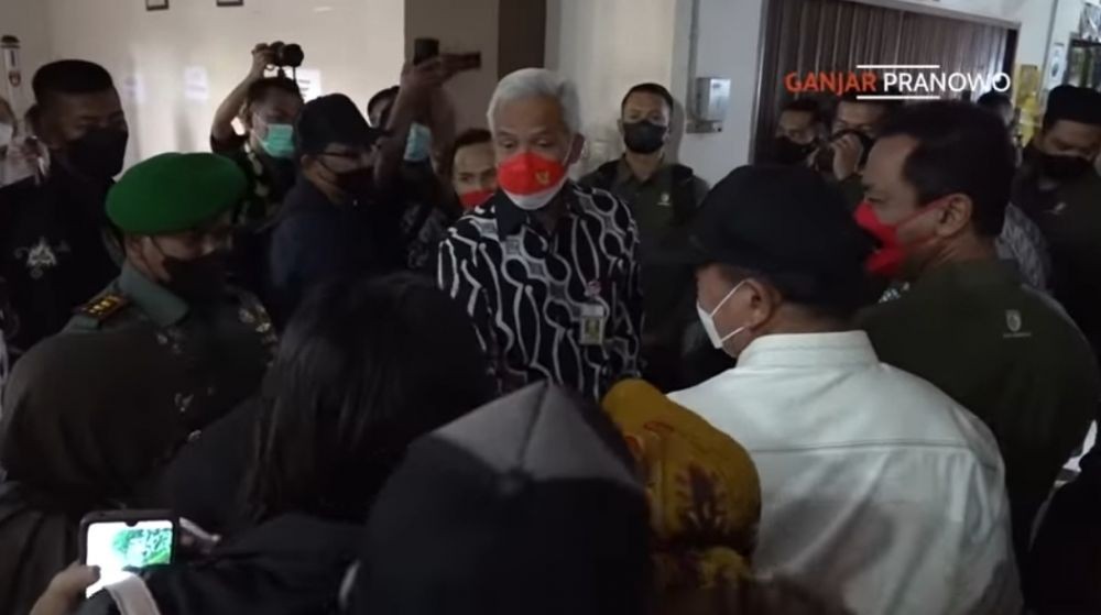 5 Potret Ganjar Dampingi Jokowi Saat Blusukan Migor di Pasar Muntilan