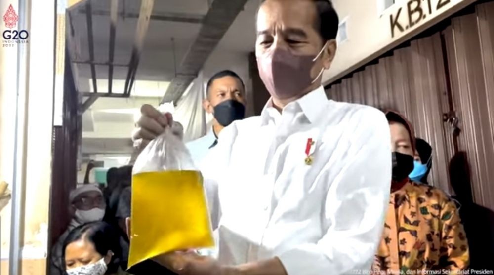 5 Potret Ganjar Dampingi Jokowi Saat Blusukan Migor di Pasar Muntilan