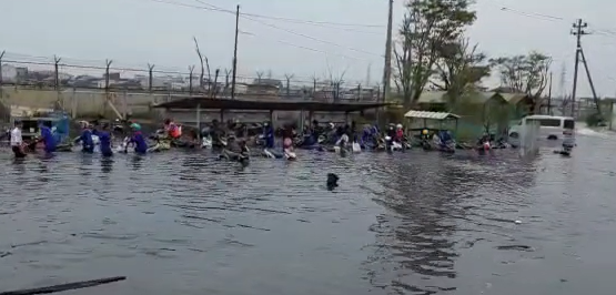 32 Pompa Siaga Kurangi Volume Air Banjir Rob Pelabuhan Tanjung Emas 