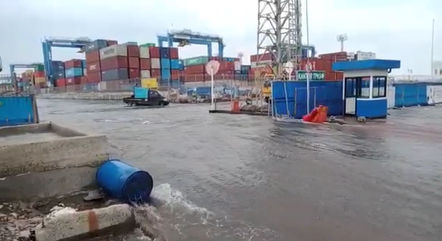 Banjir Terjang Pelabuhan Tanjung Emas, 84 Peti Kemas Rusak, 300 Eksportir Rugi Miliaran