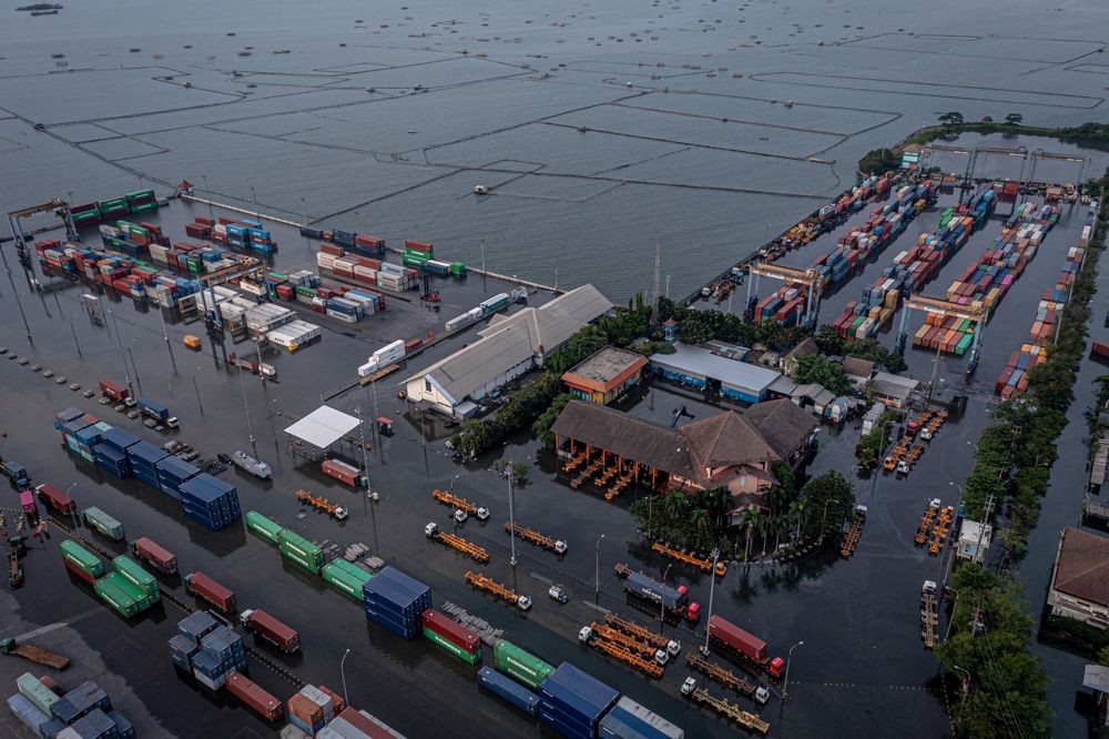 Banjir Rob Kembali Rendam Pesisir Surabaya