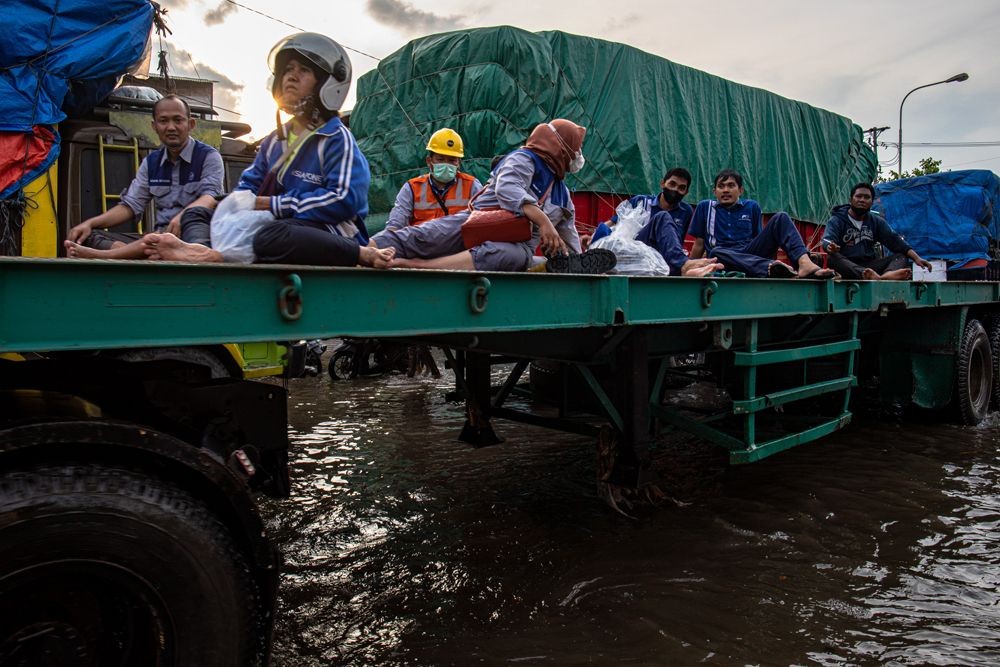 12 Potret Banjir Rob Kepung Pelabuhan Tanjung Emas, Semarang Tenggelam