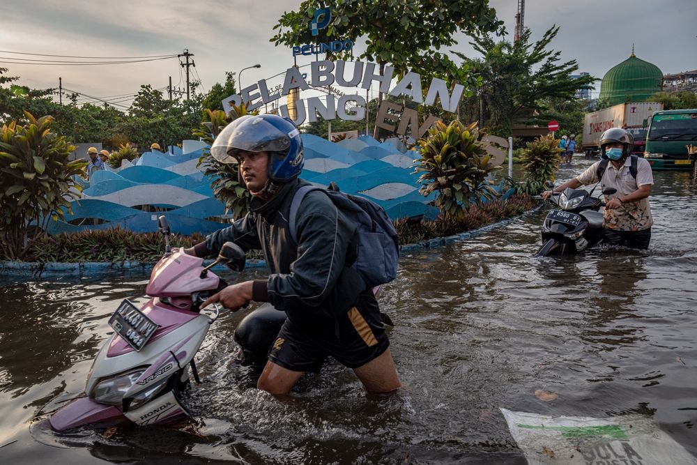 12 Potret Banjir Rob Kepung Pelabuhan Tanjung Emas, Semarang Tenggelam