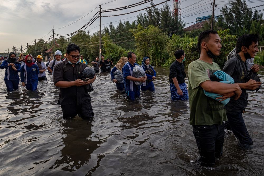12 Potret Banjir Rob Kepung Pelabuhan Tanjung Emas, Semarang Tenggelam