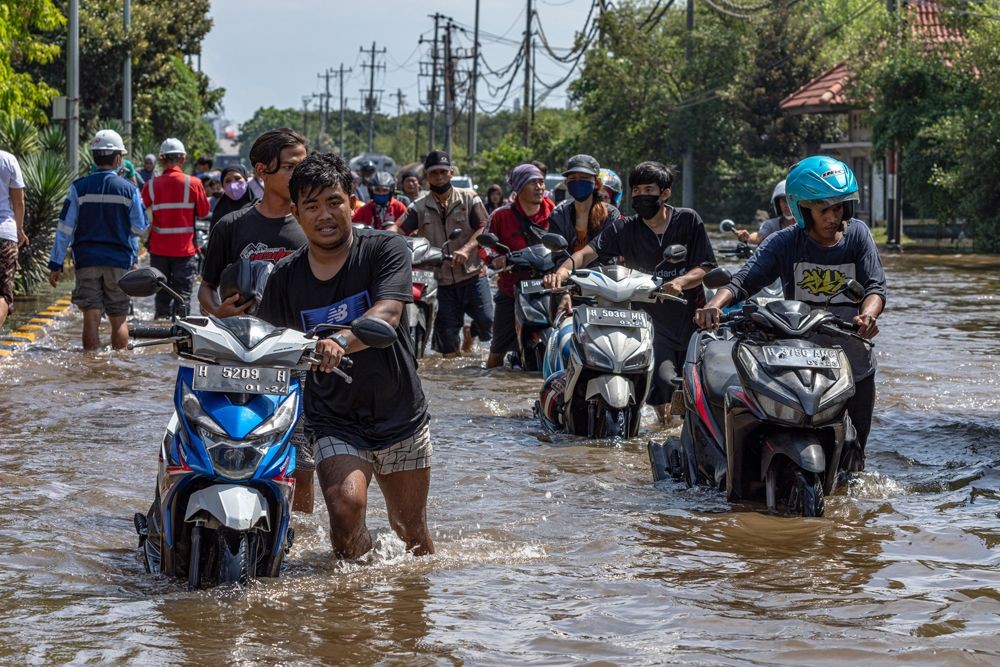 12 Potret Banjir Rob Kepung Pelabuhan Tanjung Emas, Semarang Tenggelam