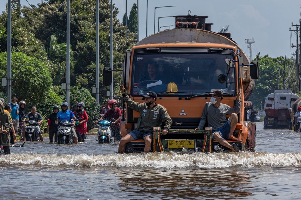 Banjir Rob Menerjang, Buruh Pelabuhan Tanjung Emas Semarang Makin Tertekan