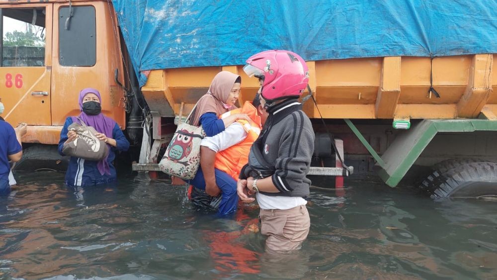 Lemas Terjebak Banjir di Tanjung Emas Semarang, 1 Wanita Dievakuasi