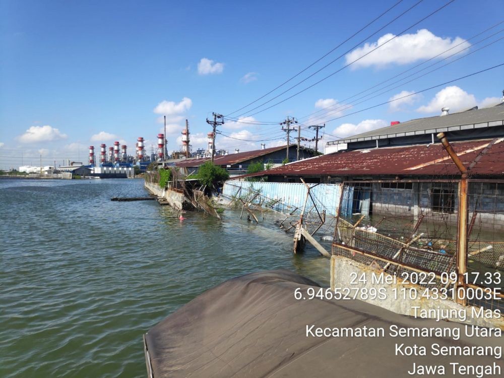 Tanggul Jebol di Pelabuhan Tanjung Emas Ditutup dengan Karung Pasir 
