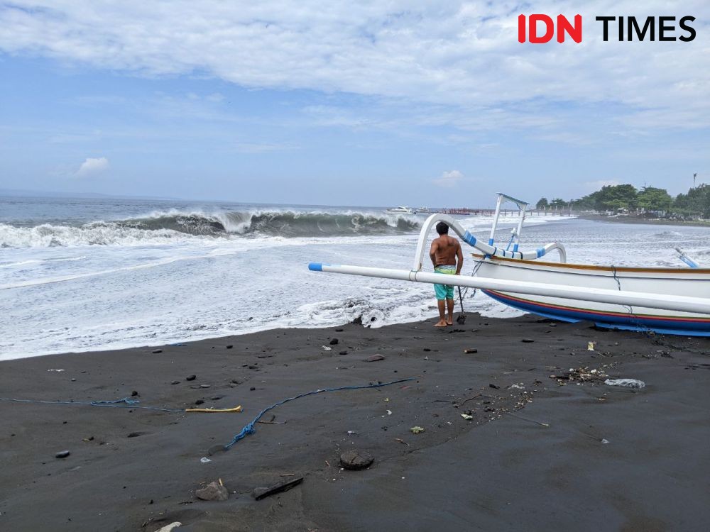 Pesisir Pantai Kusamba Klungkung Diterjang Ombak Setinggi 4 Meter