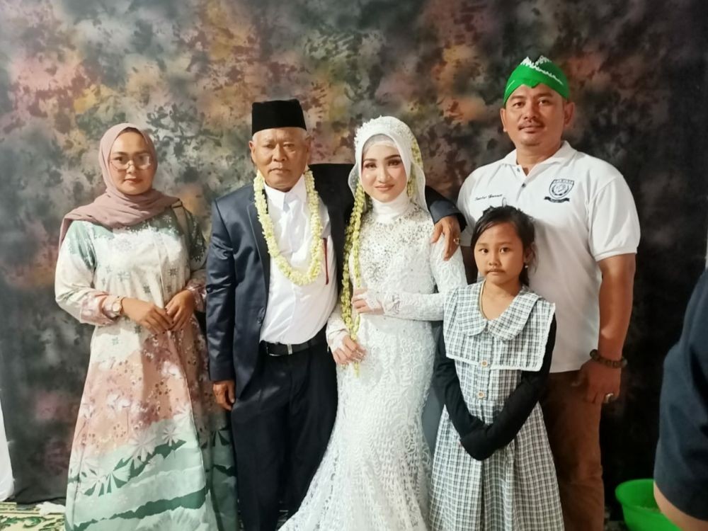 Cinta Tak Pandang Usia, Pernikahan Kakek Sondani Cirebon Bikin Heboh