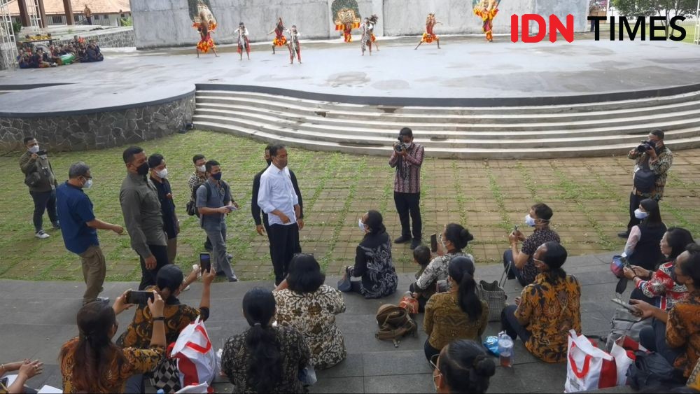 Jokowi Blusukan Bareng Gibran, Beri Bantuan Sembako Hingga Modal Usaha